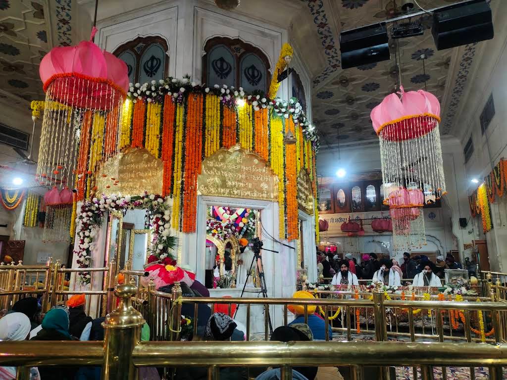 gurudwara baba deep singh ji amritsar inside view during gupurab